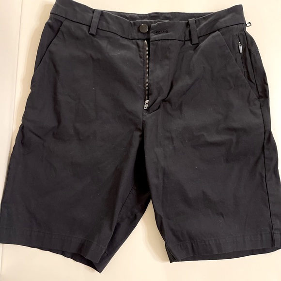 Lulu Lemon Black on the move golf short - Picture 1 of 5